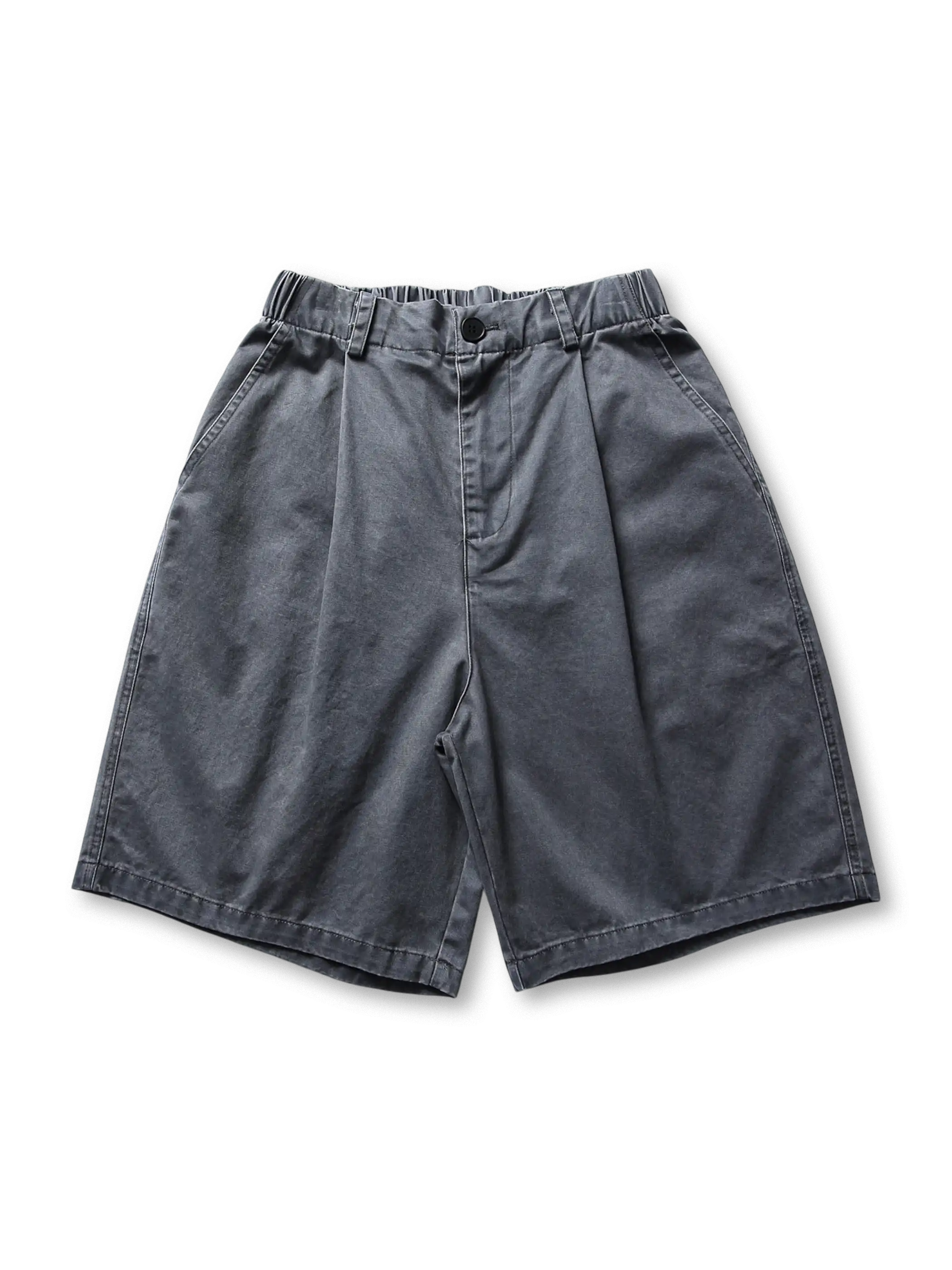 ダブルプリーツと大型カーゴポケットが特徴のヴィンテージウォッシュカーゴショーツ