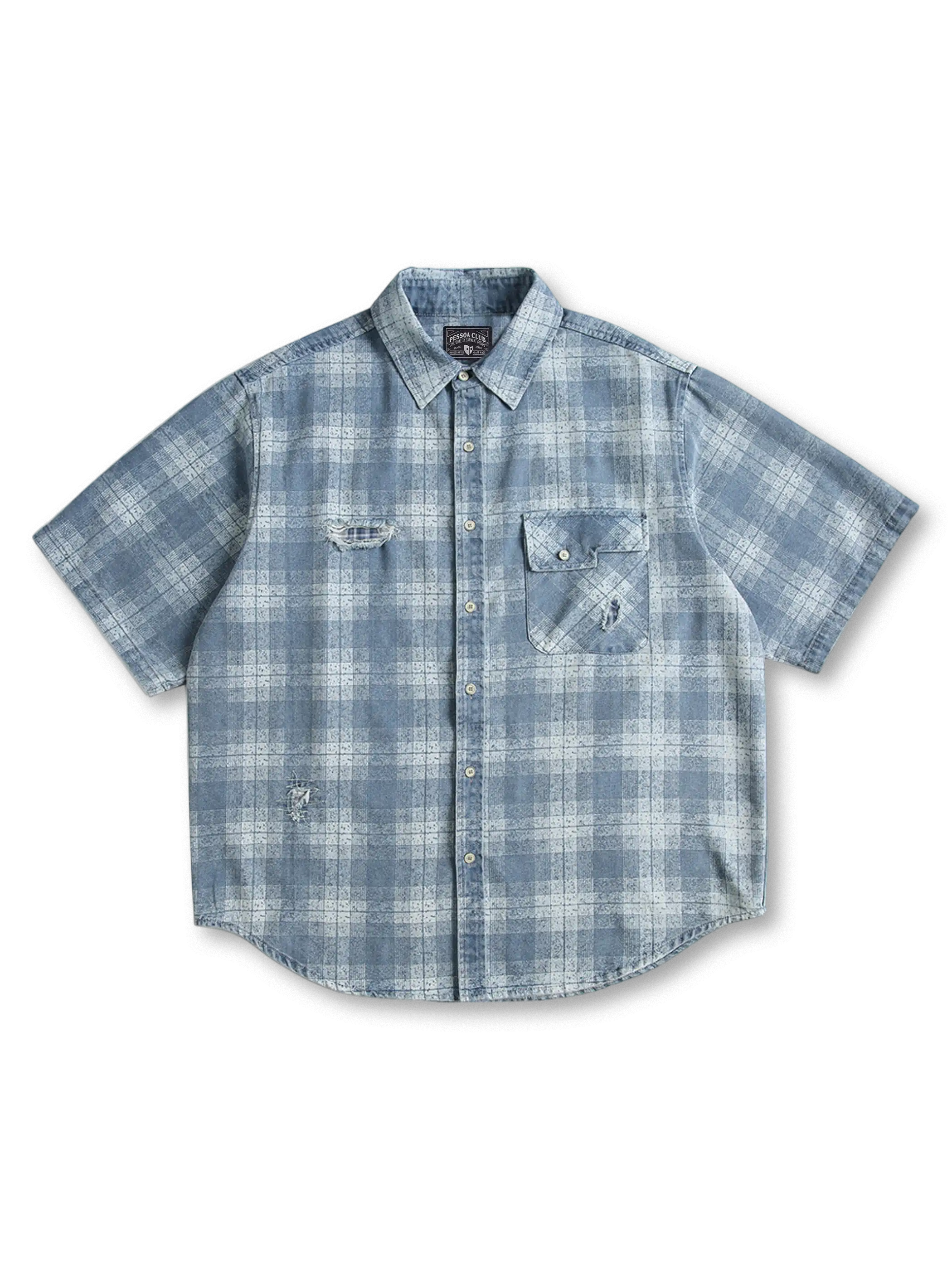 ウォッシュ加工とチェック柄が特徴のダブルポケットデニムシャツ