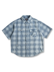 ウォッシュ加工とチェック柄が特徴のダブルポケットデニムシャツ