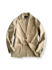 ウォッシュダイド加工で色ムラを楽しむコットンカジュアルブレザー。