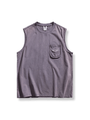 ウォッシュド加工と刺繍ロゴが特徴のコットンノースリーブタンクトップ。