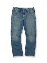 ウォッシュ加工で風合いを引き出したフレアシルエットのワイドデニムパンツ