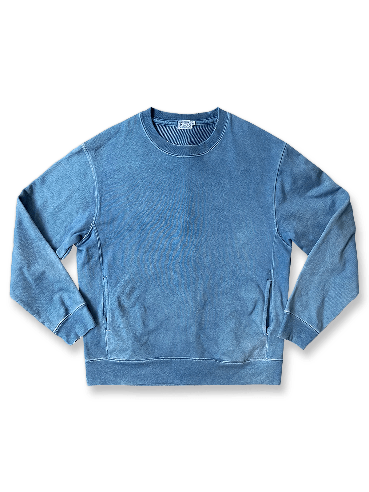 ウォッシュ加工とダメージ、フリンジを施したインディゴスウェット。440gヘビーウェイトコットンテリーとサイドポケットで保温性と実用性を両立したアイテム