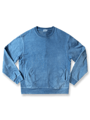 ウォッシュ加工とダメージ、フリンジを施したインディゴスウェット。440gヘビーウェイトコットンテリーとサイドポケットで保温性と実用性を両立したアイテム