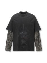 ブラックボディにグレーカモのダメージスリーブを重ねた90年代ストリートカルチャーを表現したロングTシャツ