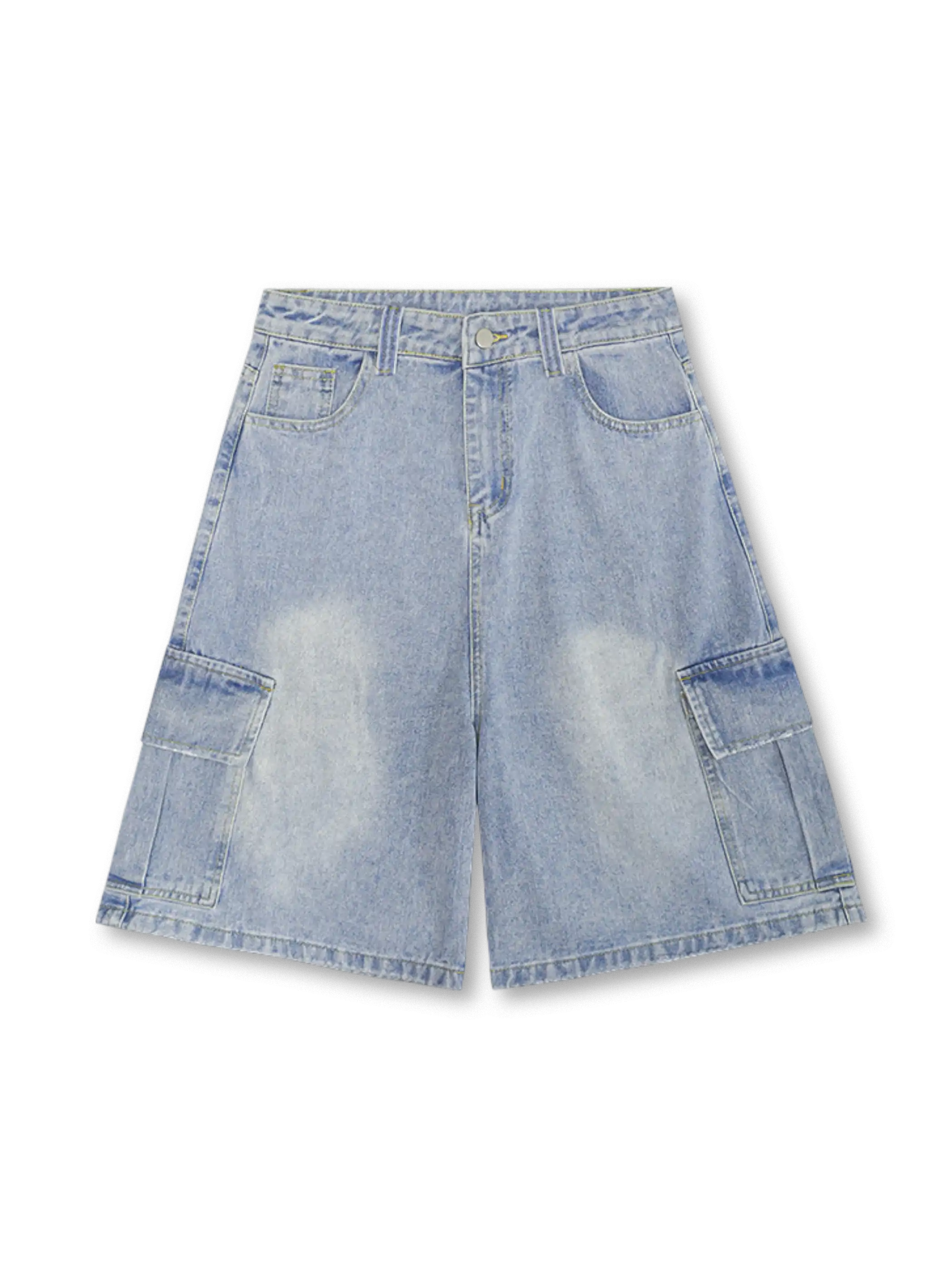 ウォッシュ加工とカーゴポケットが映えるライトブルーデニムショーツ