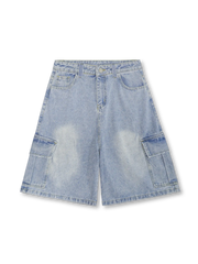 ウォッシュ加工とカーゴポケットが映えるライトブルーデニムショーツ