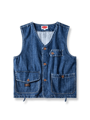 ウォッシュ加工と多ポケットが特徴のワークデニムベスト