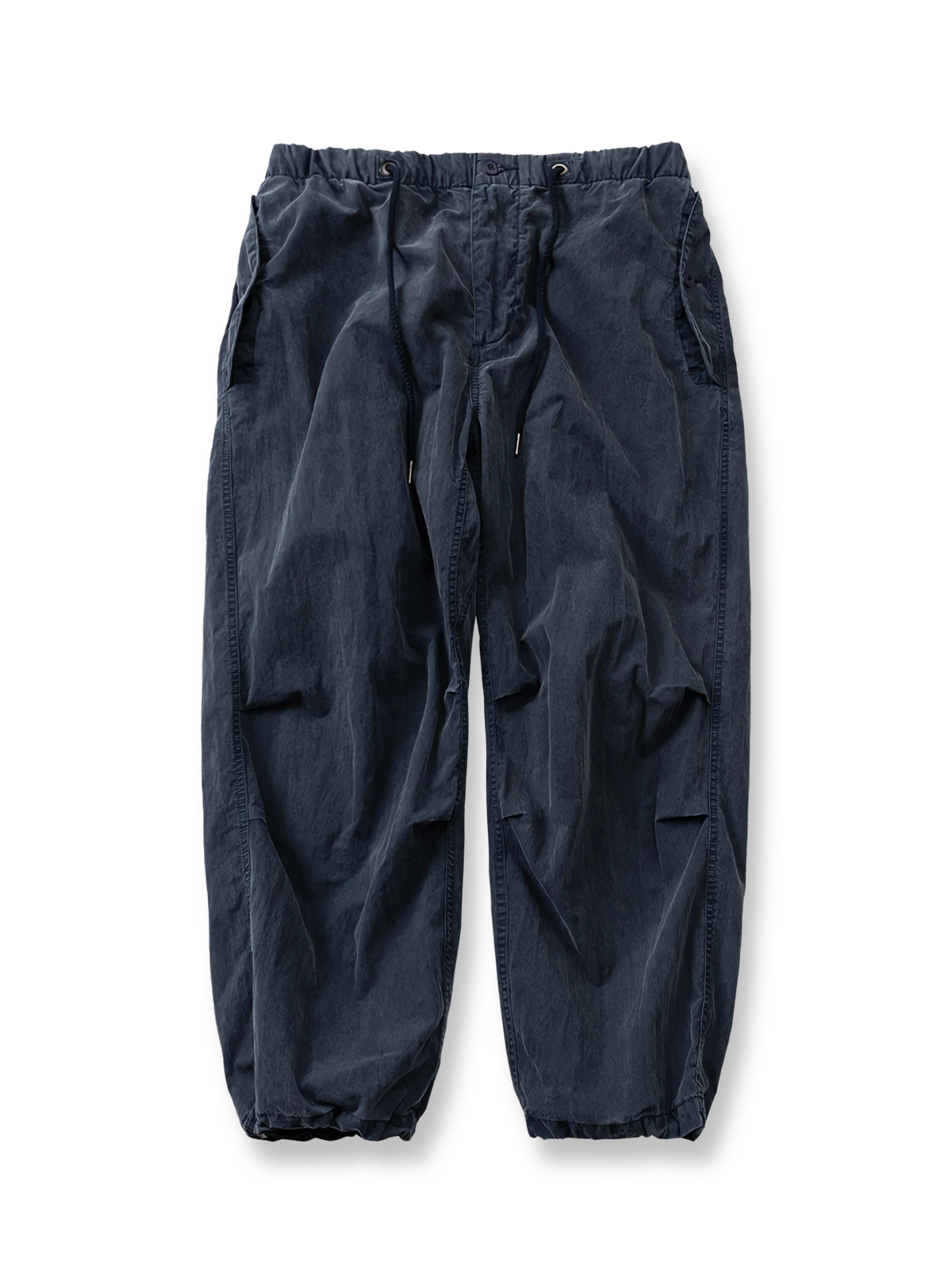 ネイビーのウォッシュ加工が魅力のパラシュートパンツ。