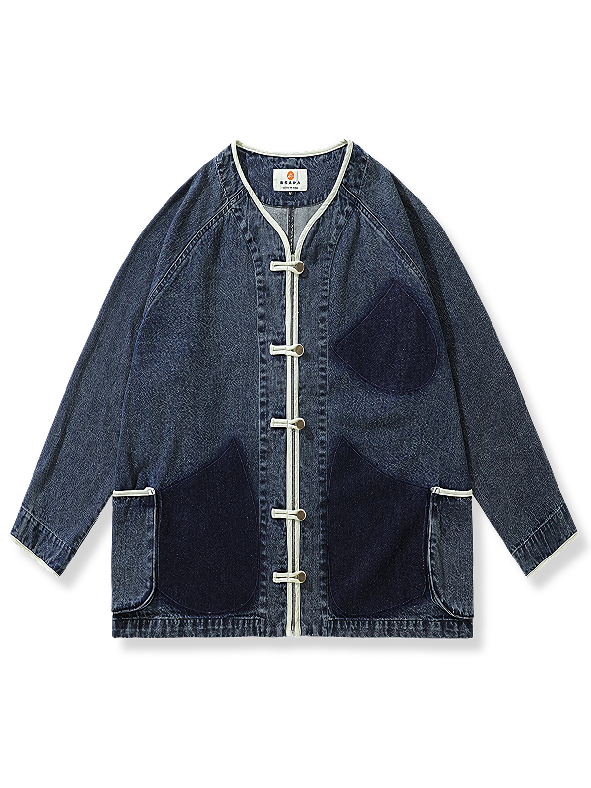 ボタンデザインが特徴のウォッシュ加工ノーカラーデニムジャケット