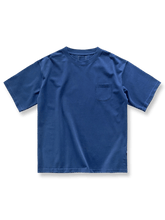 ポケット付きのウォッシュ加工ヘビーウェイトコットンTシャツの全体像。