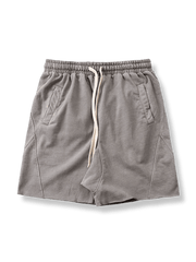 ウォッシュド加工とパッチワークが映えるドローストリングウエストショーツ。