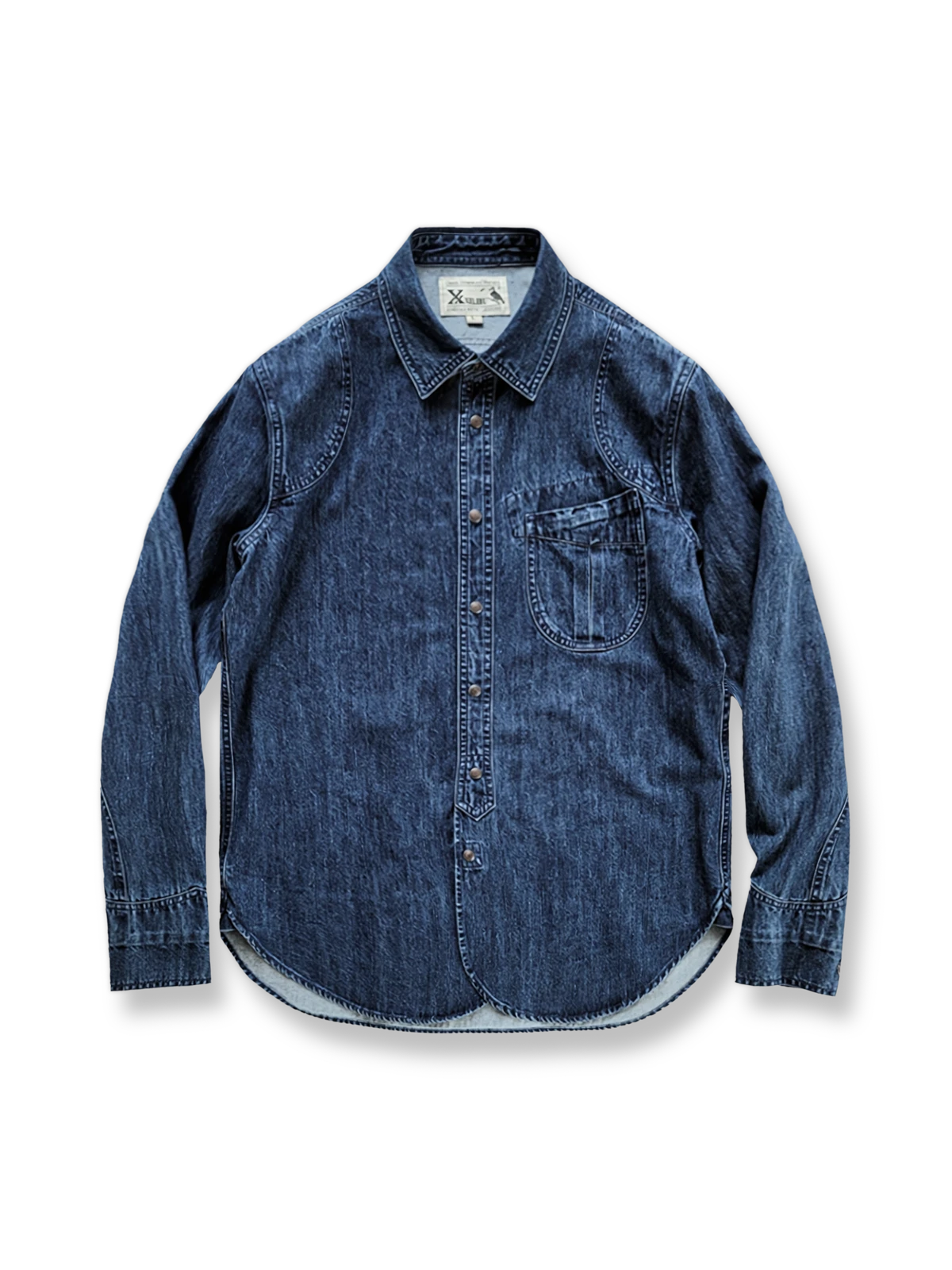 ウォッシュド加工で浮かび上がるスラブ模様とデニム素材の風合いが特徴の長袖シャツの全体像。