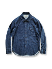 ウォッシュド加工で浮かび上がるスラブ模様とデニム素材の風合いが特徴の長袖シャツの全体像。