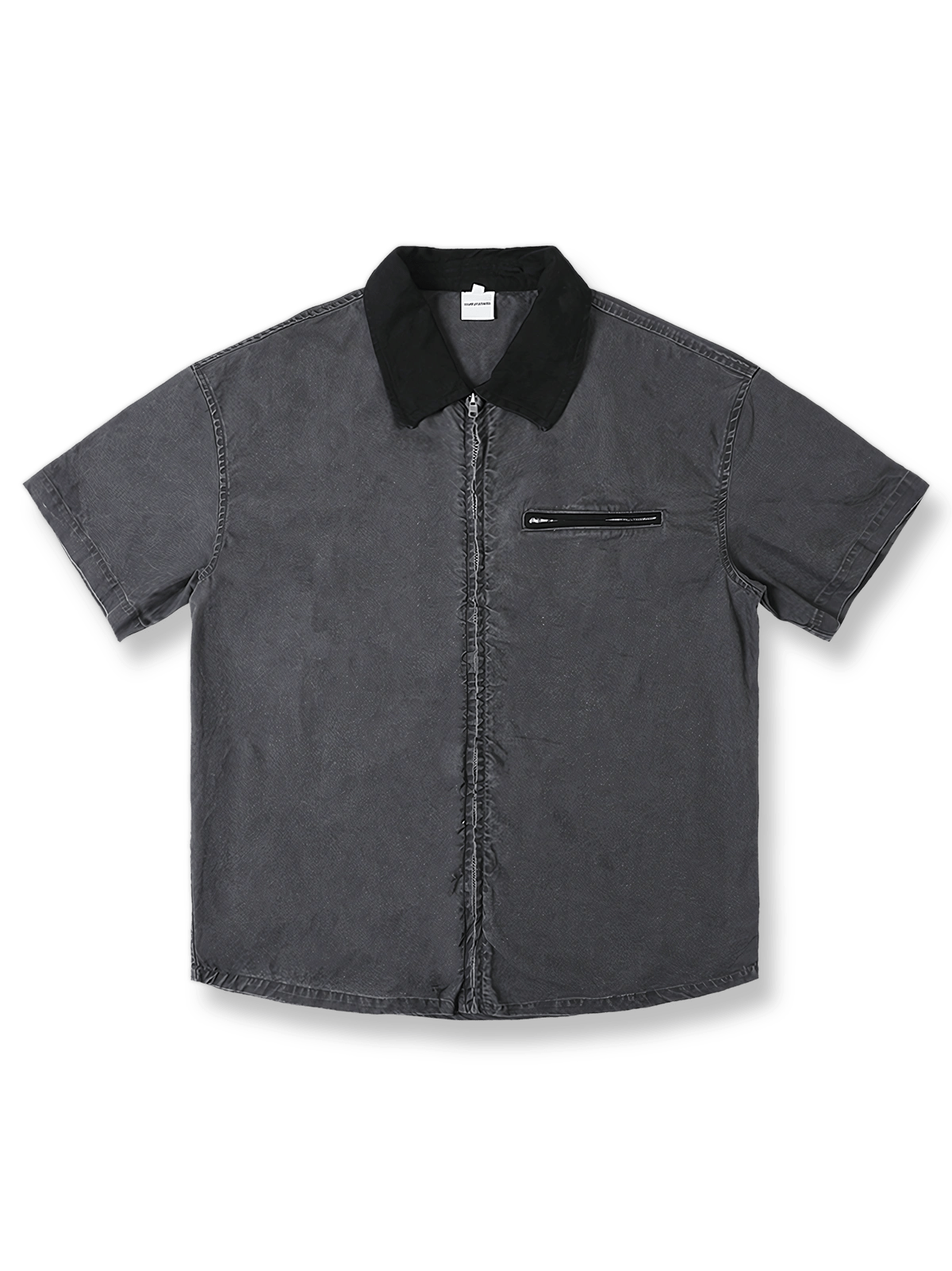 ウォッシュ加工スタンドカラー半袖シャツ。