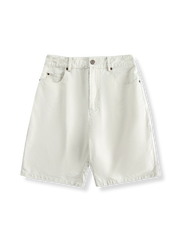 ウォッシュド加工が施されたストレートデニムショートパンツ。