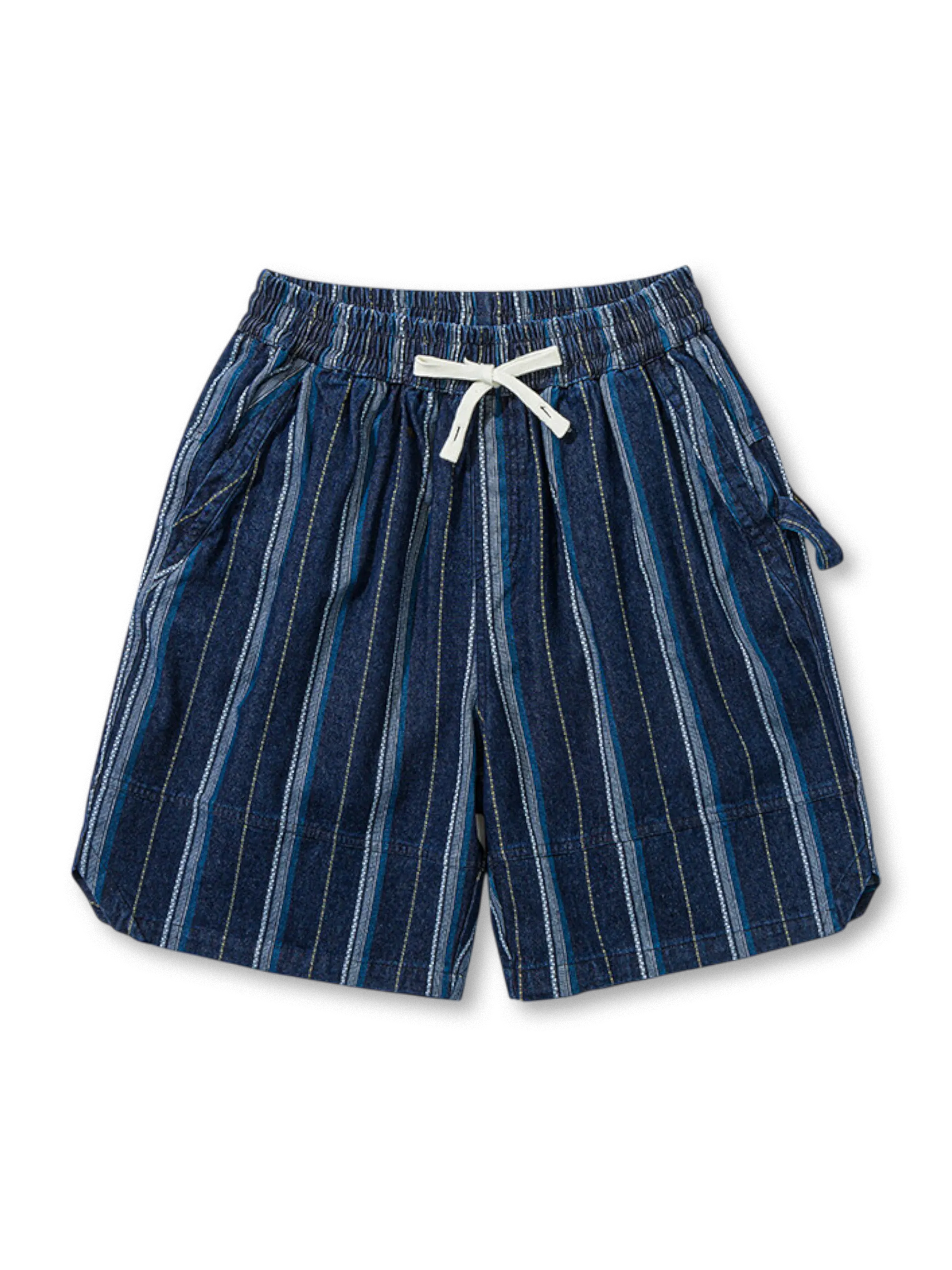 ヴィンテージ風ウォッシュ加工と機能的ポケットが特徴のストライプワイドショートパンツ