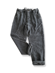 ウォッシュ加工のテクスチャーが特徴のゆったりパンツ