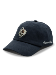 酵素ウォッシュ加工と刺繍ロゴが映えるヴィンテージ風カーブキャップ。