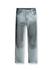 ウォッシュ加工とダメージディテールが特徴のヴィンテージ風ストレートデニム