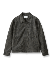 斑模様のウォッシュドPUレザーとダブルジップ、メタルバックルが特徴のショートジャケットの全体像。