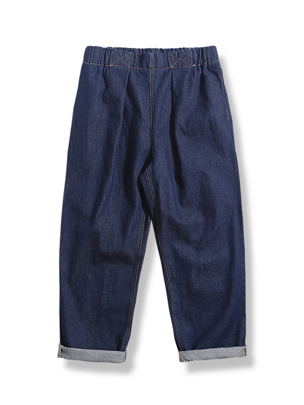 ウォッシュ加工によるヴィンテージ感とワイドレッグデザインが特徴のデニムパンツ。