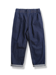 ウォッシュ加工によるヴィンテージ感とワイドレッグデザインが特徴のデニムパンツ。