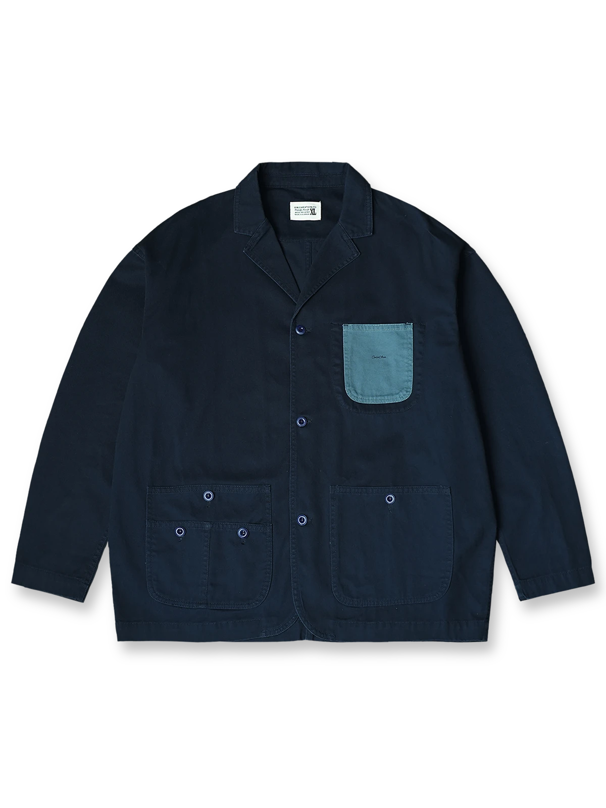 ウォッシュ加工ワークテイストテーラードジャケットの全体正面画像、バイカラーチェストポケットとアシンメトリ裾ポケットのディテール。