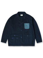 ウォッシュ加工ワークテイストテーラードジャケットの全体正面画像、バイカラーチェストポケットとアシンメトリ裾ポケットのディテール。