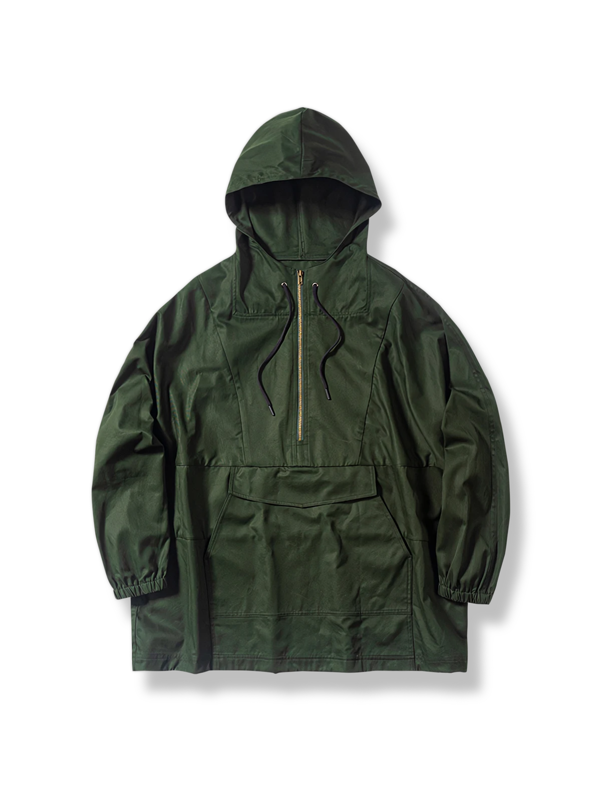 防水素材とフード付きプルオーバーデザインのデッキジャケット。