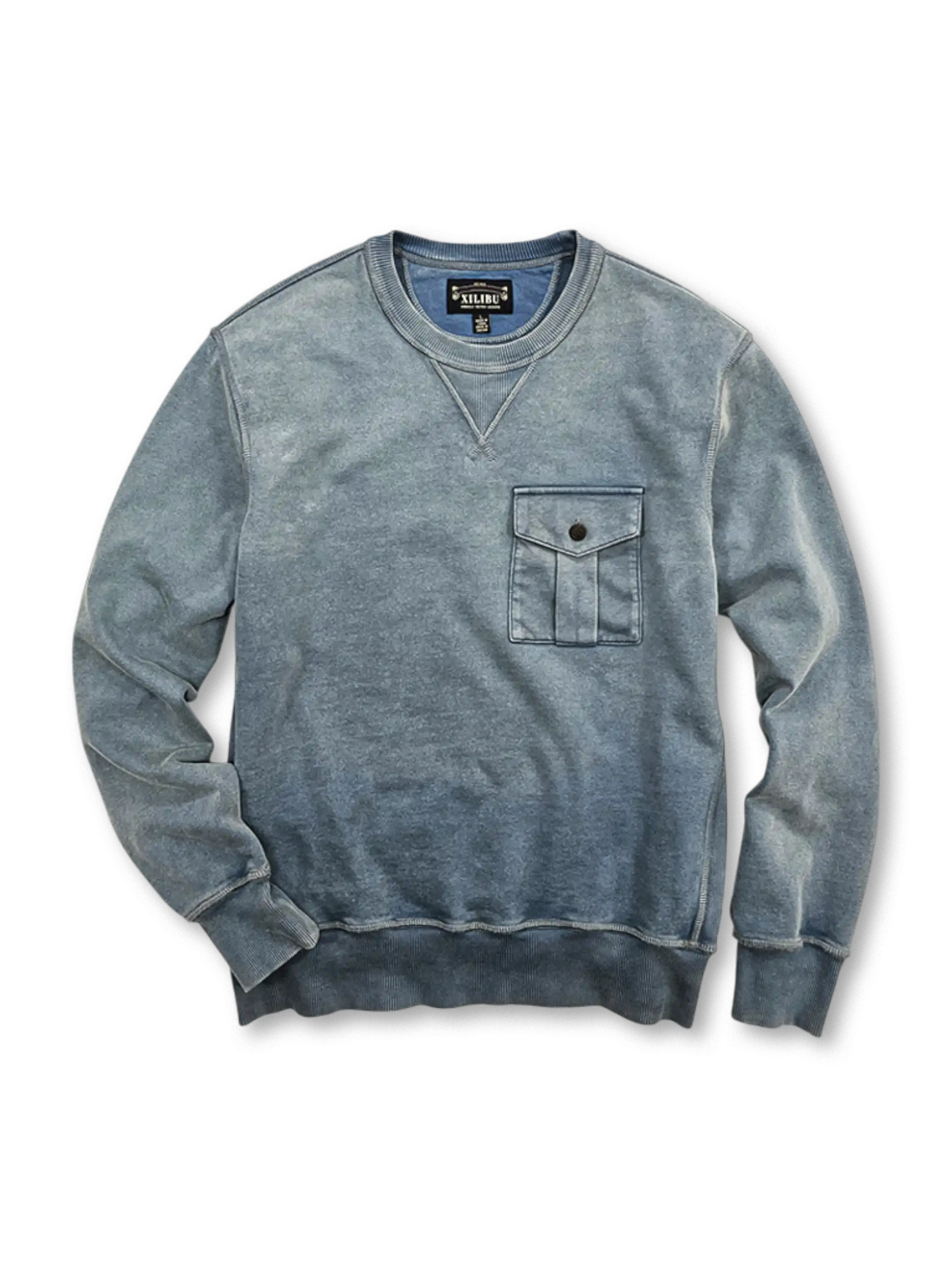 ワックス染めの色むらとミリタリーフラップポケットが特徴のヘビーウェイトコットンスウェット。ヴィンテージ感と快適さを両立。