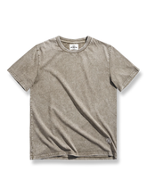 蝋染め加工による独特なカーキ色のTシャツ