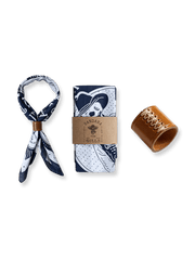 西部カウボーイ柄のバンダナを広げた状態で見せた商品画像