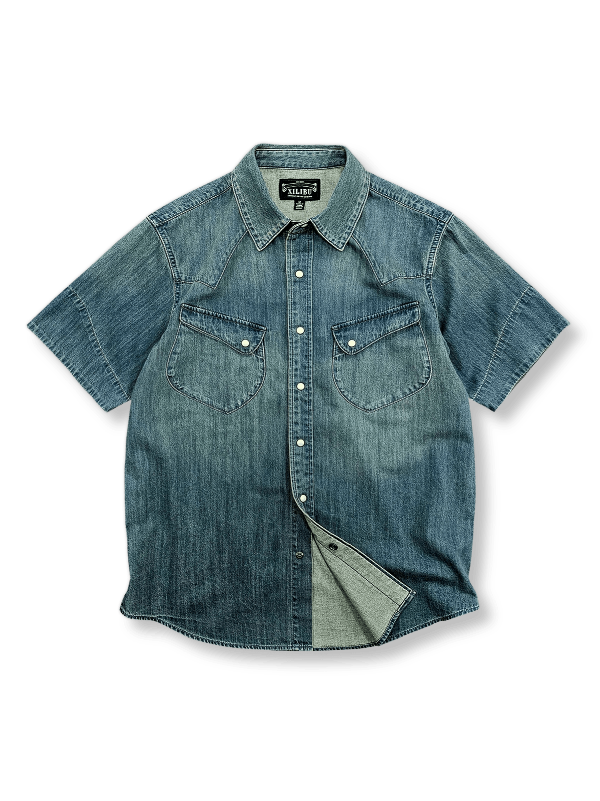 アシンメトリック裾とダブルポケットが特徴のウェスタンデザインデニム半袖シャツ