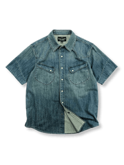 アシンメトリック裾とダブルポケットが特徴のウェスタンデザインデニム半袖シャツ