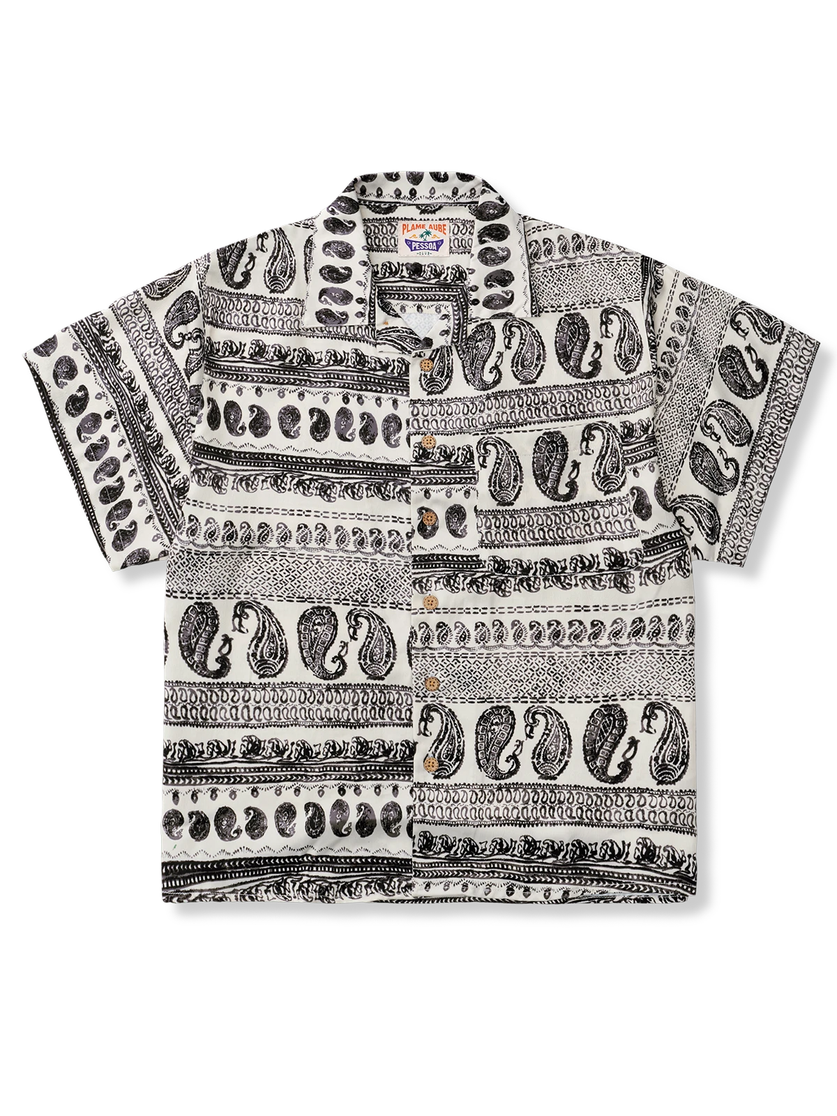 白地にカシューフラワー柄と独自カットポケットをあしらったアロハシャツ。