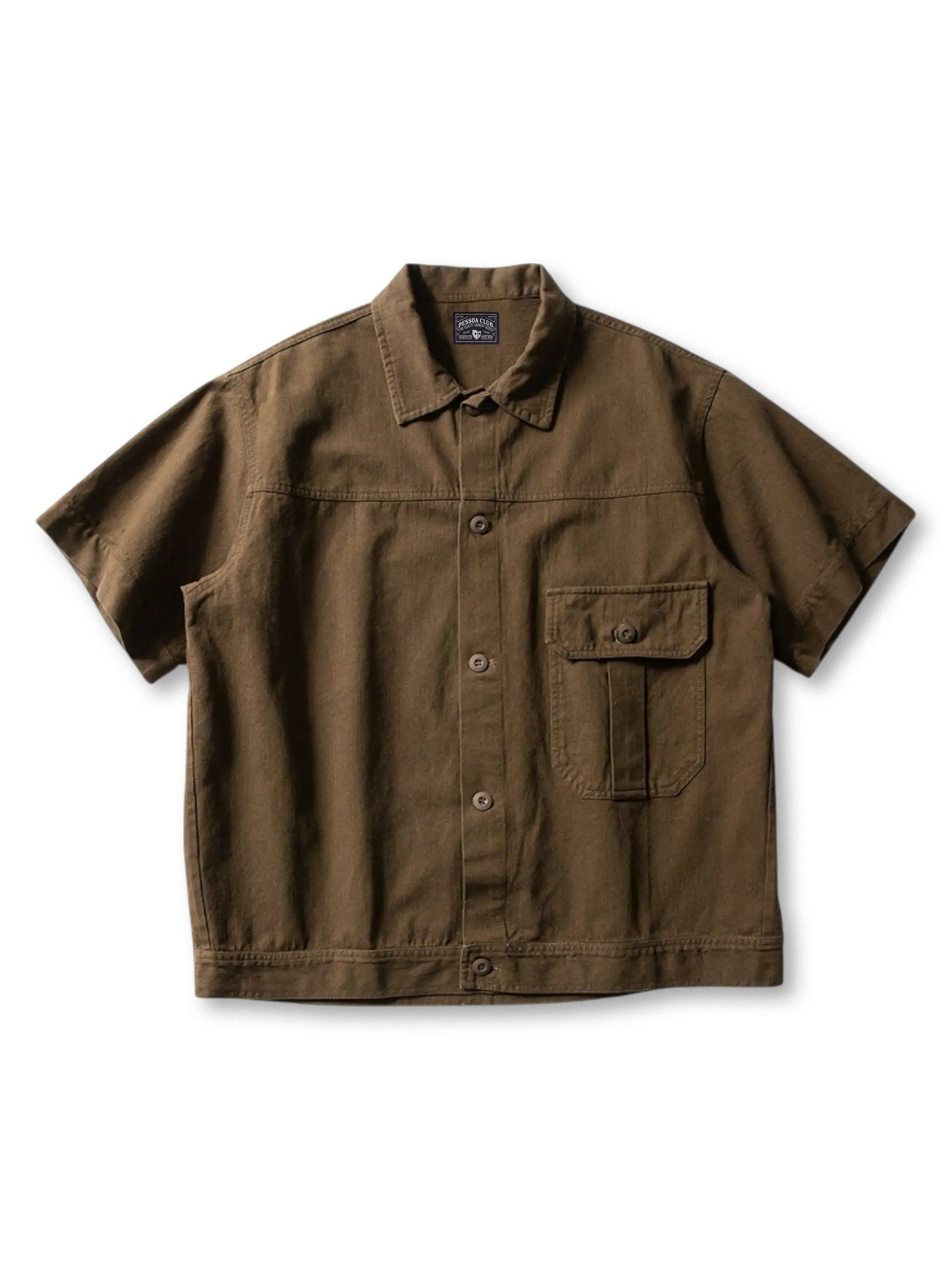 大容量フラップポケットとオープンカラーが特徴のワイドポケットワークシャツの全身ビュー。