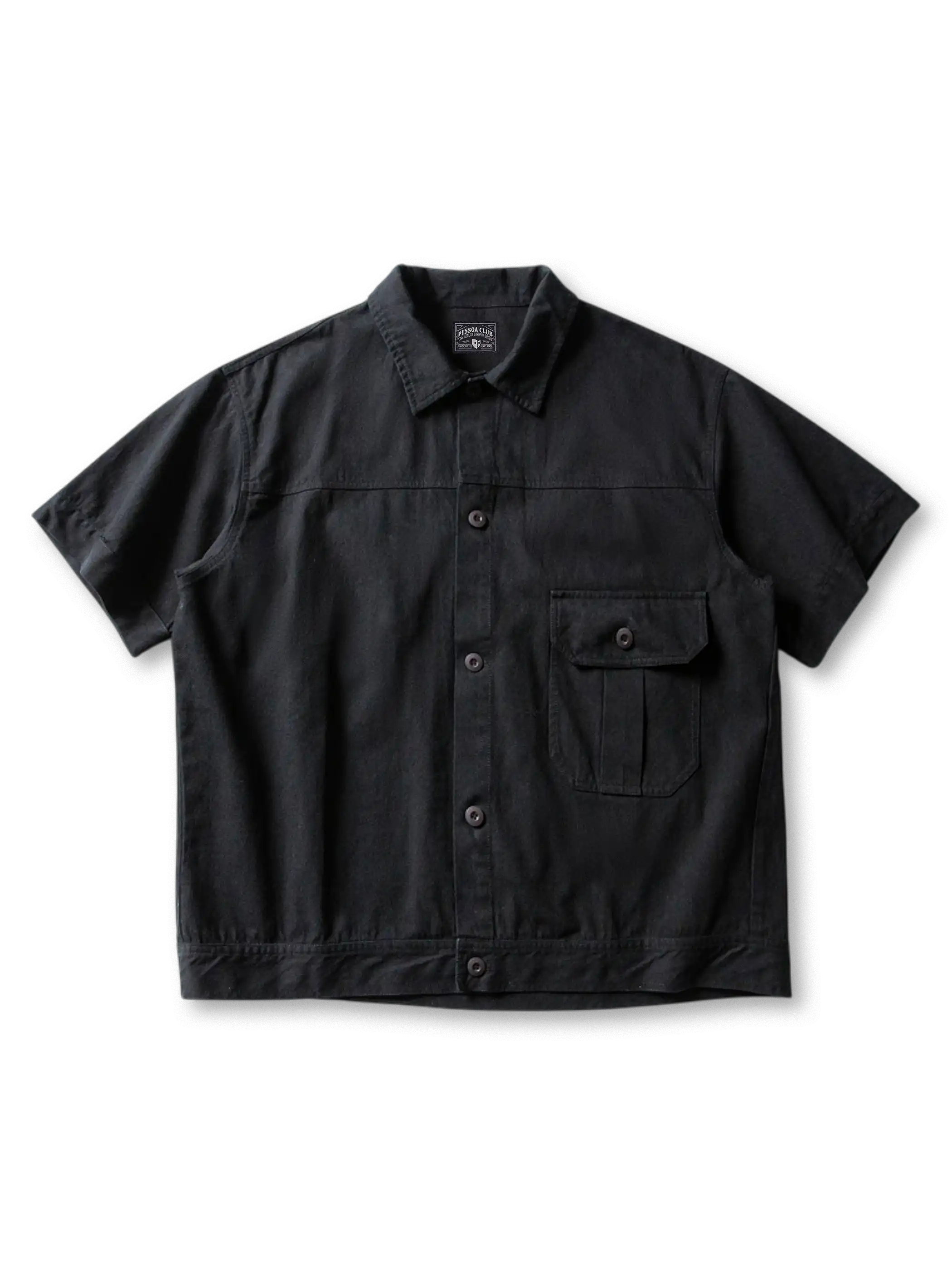 大容量フラップポケットとオープンカラーが特徴のワイドポケットワークシャツの全身ビュー。