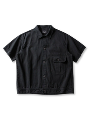 大容量フラップポケットとオープンカラーが特徴のワイドポケットワークシャツの全身ビュー。