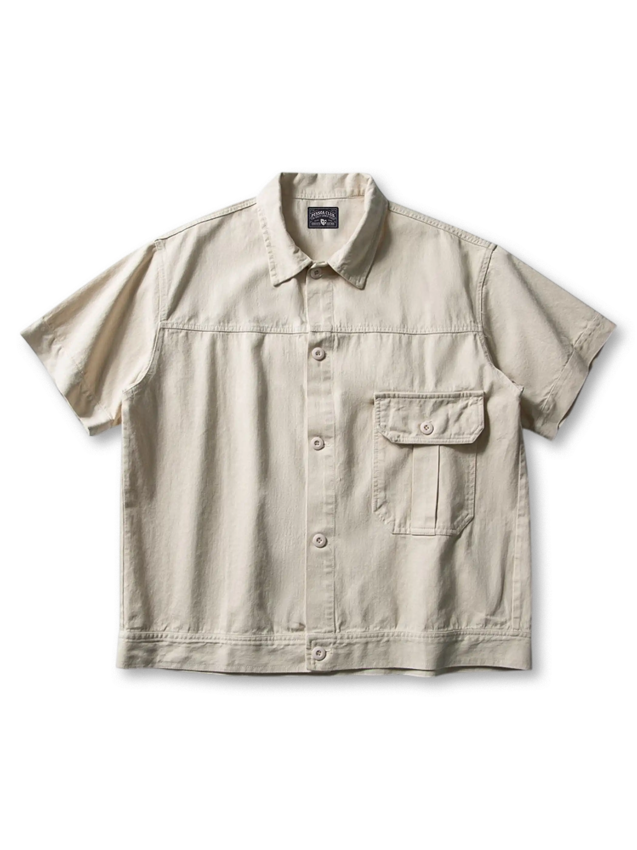 大容量フラップポケットとオープンカラーが特徴のワイドポケットワークシャツの全身ビュー。