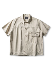 大容量フラップポケットとオープンカラーが特徴のワイドポケットワークシャツの全身ビュー。