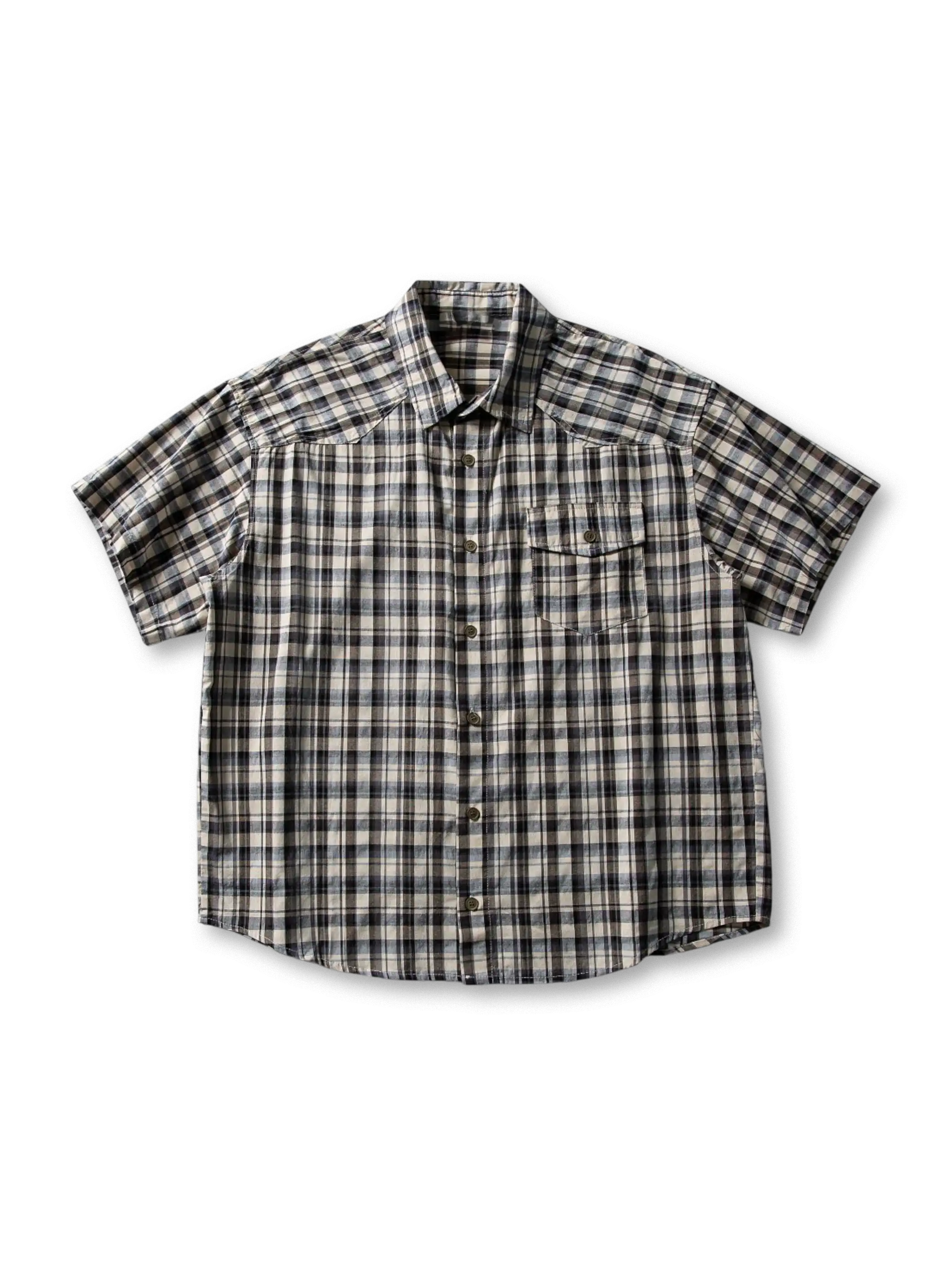 インディゴチェック柄とゆったりシルエットが特徴のリラクシングシャツ