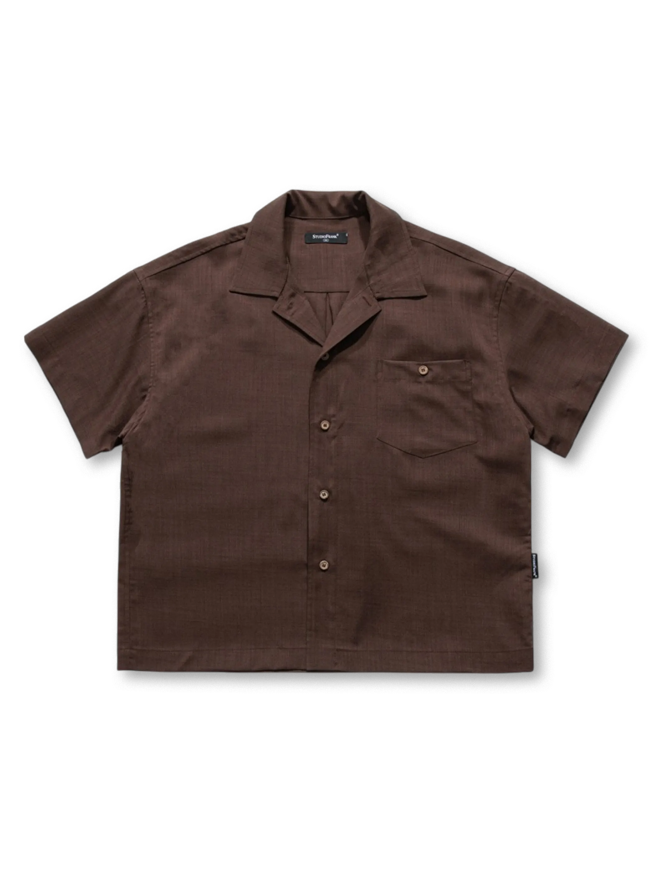 1950年代リゾート着想の軽快なポリエステル素材を使ったワイドレギュラーショートスリーブシャツ