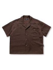 1950年代リゾート着想の軽快なポリエステル素材を使ったワイドレギュラーショートスリーブシャツ