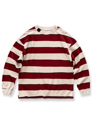 二重ウォッシュ加工を施したワイドストライプのクルーネック長袖Tシャツ。ドロップショルダーと小さな刺繍ディテールが特徴。