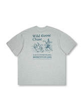 「WILD GOOSE CHASE」プリントが特徴のアメリカンヴィンテージ風100%コットンTシャツ。快適で耐久性に優れた一着。