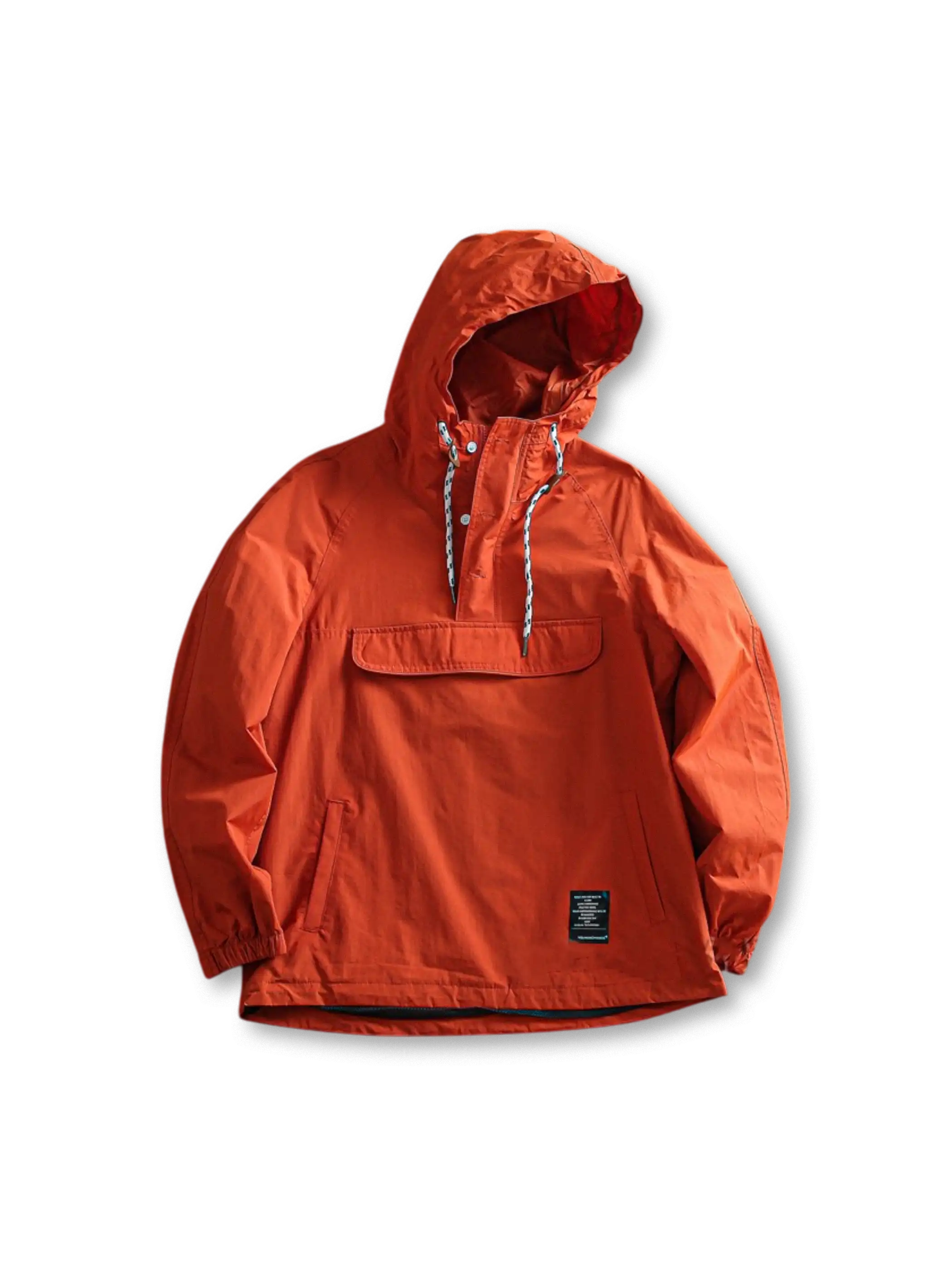 防風防水加工とカンガルーポケットが特徴のハーフジップフードプルオーバー。調節可能な袖口裾付きで多用途に対応。