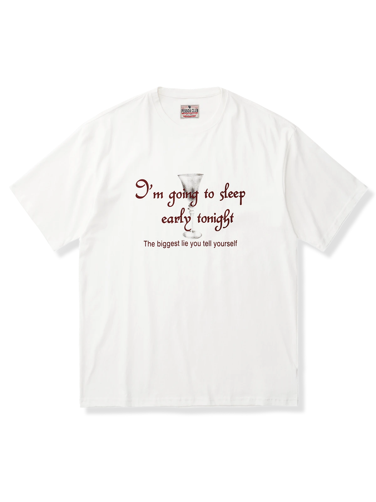 ワイングラスと英文字のコントラストプリントが映えるオフホワイトTシャツ。