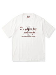 ワイングラスと英文字のコントラストプリントが映えるオフホワイトTシャツ。