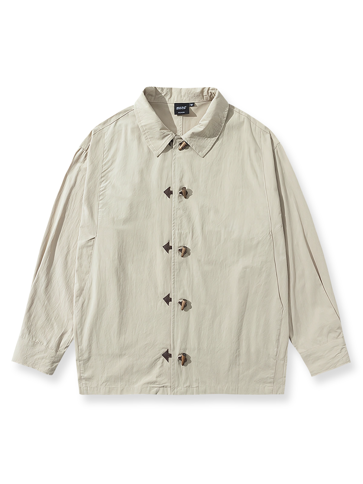 木製ボタンとルーズフィットシルエットが特徴のヴィンテージコットンシャツの全体像。